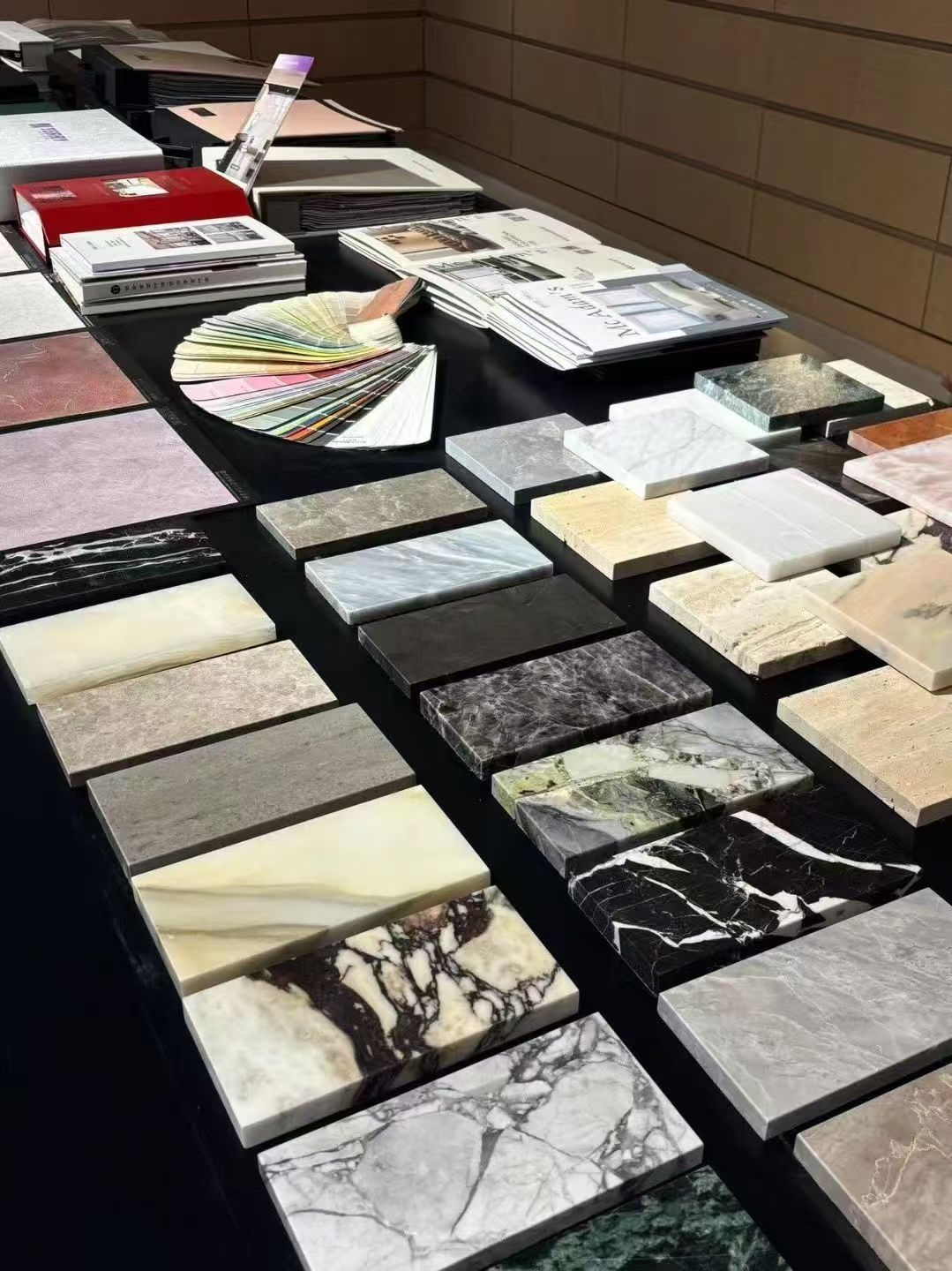Raw marble, travertine and onyx selected by hand at Wuli Marble